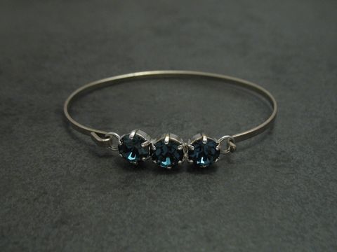 Dunkelblauer Strass Armreifen von Juwelier Harnisch, 18 cm, mit drei silberfarbenen Steinen, feminin und elegant, ideal für besondere Anlässe.