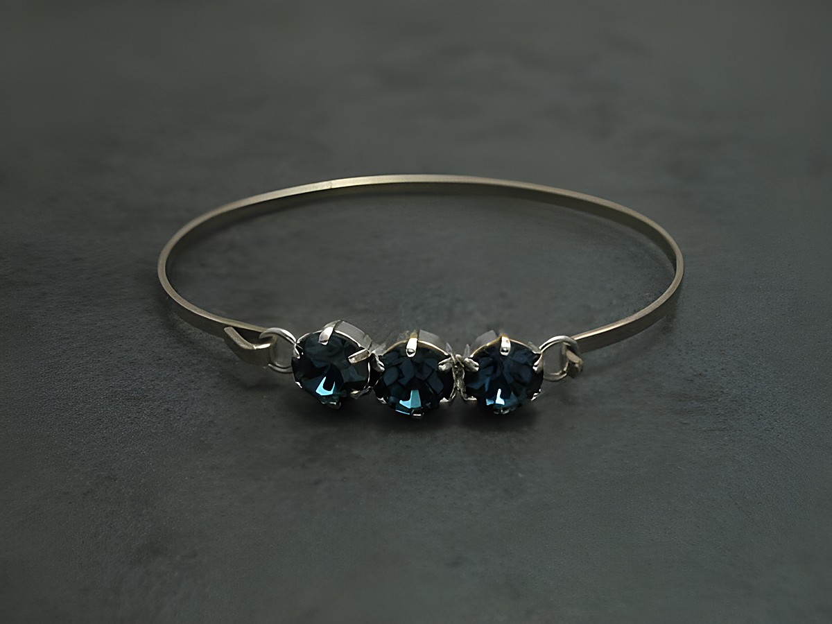 Dunkelblauer Strass Armreifen von Juwelier Harnisch, 18 cm, mit drei silberfarbenen Steinen, feminin und elegant, ideal für besondere Anlässe.