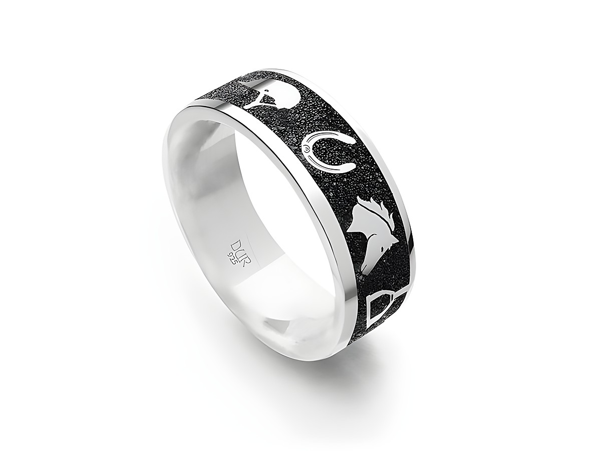 DUR Ring Pferdeglück Lavasand R5963.58 aus rhodiniertem Sterling Silber in Größe 58, verziert mit stilisierten Pferde- und Reitsymbolen auf schwarzem Lavasand.