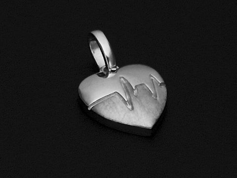 Herz mit Puls Anhänger aus 925 Sterling Silber, rhodiniert und teilmattiert, hergestellt von Juwelier Harnisch, flach verarbeitet, ideal für Schmuckliebhaber.