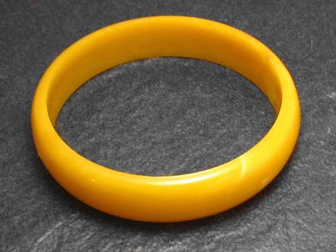 Plastik Schmuck Armreifen 1,6 cm bernsteinfarben von Hersteller Juwelier Harnisch, ideal für vielfältige Anlässe, elegant und modern.