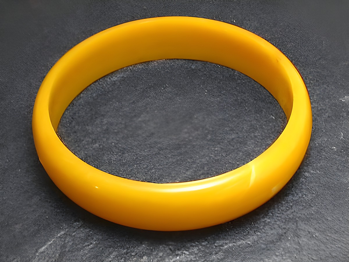 Plastik Schmuck Armreifen 1,6 cm bernsteinfarben von Hersteller Juwelier Harnisch, ideal für vielfältige Anlässe, elegant und modern.