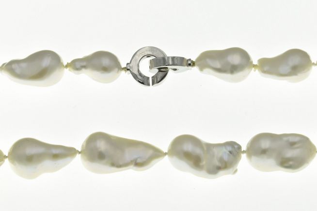 Perlenkette 45 cm Silber rhodiniert mit weißen Barock Zuchtperlen, gefertigt vom Juwelier Harnisch, klassisches und elegantes Schmuckstück.