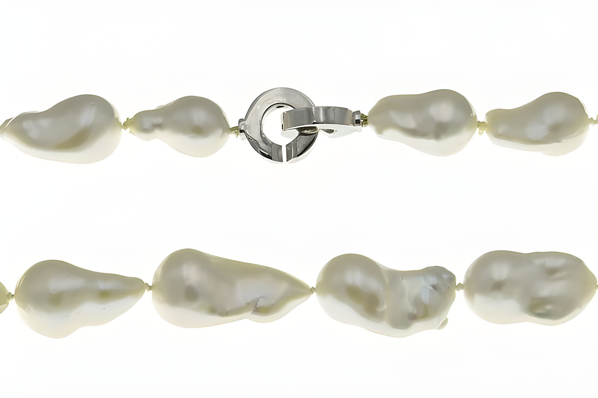 Perlenkette 45 cm Silber rhodiniert mit weißen Barock Zuchtperlen, gefertigt vom Juwelier Harnisch, klassisches und elegantes Schmuckstück.