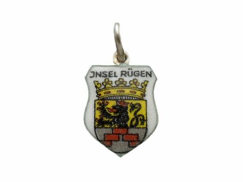 Silber Anhänger mit dem Wappen der Insel Rügen, zeigt den Schriftzug Insel Rügen und ein farbiges Wappen mit Löwen und weiteren Elementen, hergestellt von Juwelier Harnisch.