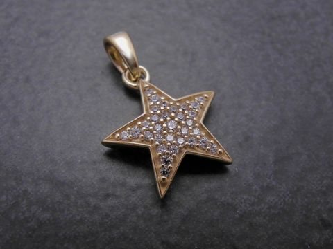 Gold Anhänger in Form eines Sterns mit Zirkonia im Pave-Stil, hergestellt von Juwelier Harnisch, symbolisiert Sonne, Mond und Sterne. Ideal für eleganten Schmuck.