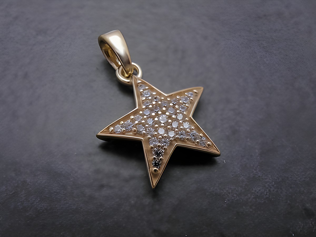 Gold Anhänger in Form eines Sterns mit Zirkonia im Pave-Stil, hergestellt von Juwelier Harnisch, symbolisiert Sonne, Mond und Sterne. Ideal für eleganten Schmuck.