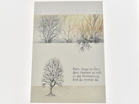 Eine Trauerkarte mit stilisierten silbernen Bäumen auf sanftem Hintergrund. Unter den Bäumen steht der textliche Gedenkspruch über die bleibende Erinnerung. Elegant und tröstend gestaltet.