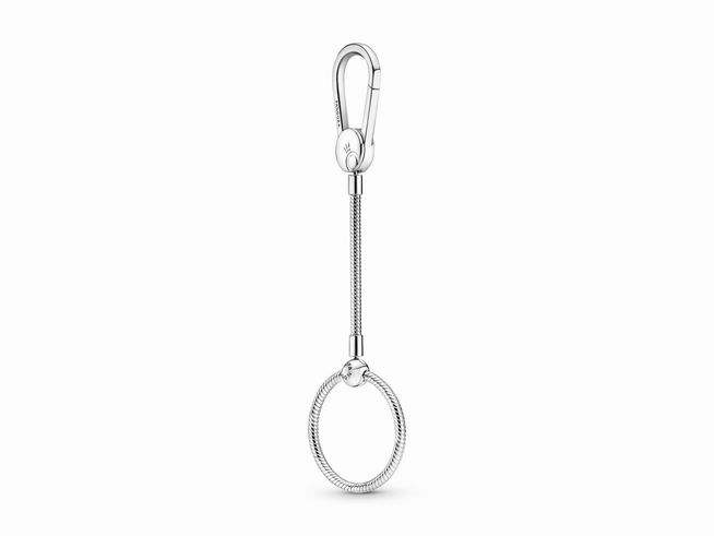 Pandora Silber 399571C00 Silber Schlüsselanhänger mit Handtaschen Clip präsentiert sich in glänzendem Silber, ausgestattet mit einem stabilen Karabiner und einem schlichten Ring zur Befestigung.