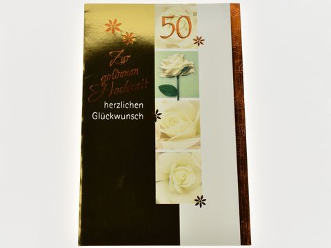 Hochzeitskarte mit goldener Schimmer-Oberfläche, darauf abgebildete weiße Rosen und der Text zur goldenen Hochzeit mit herzlichem Glückwunsch, Hersteller Juwelier Harnisch, Hochzeitskarten.