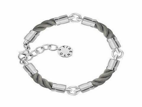 Ti Sento Charms Armband aus hellgrauer Kordel mit einer Länge von 18 bis 21 cm, ausgestattet mit silbernen Zierelementen und einem markanten Anhänger, elegant und modern.