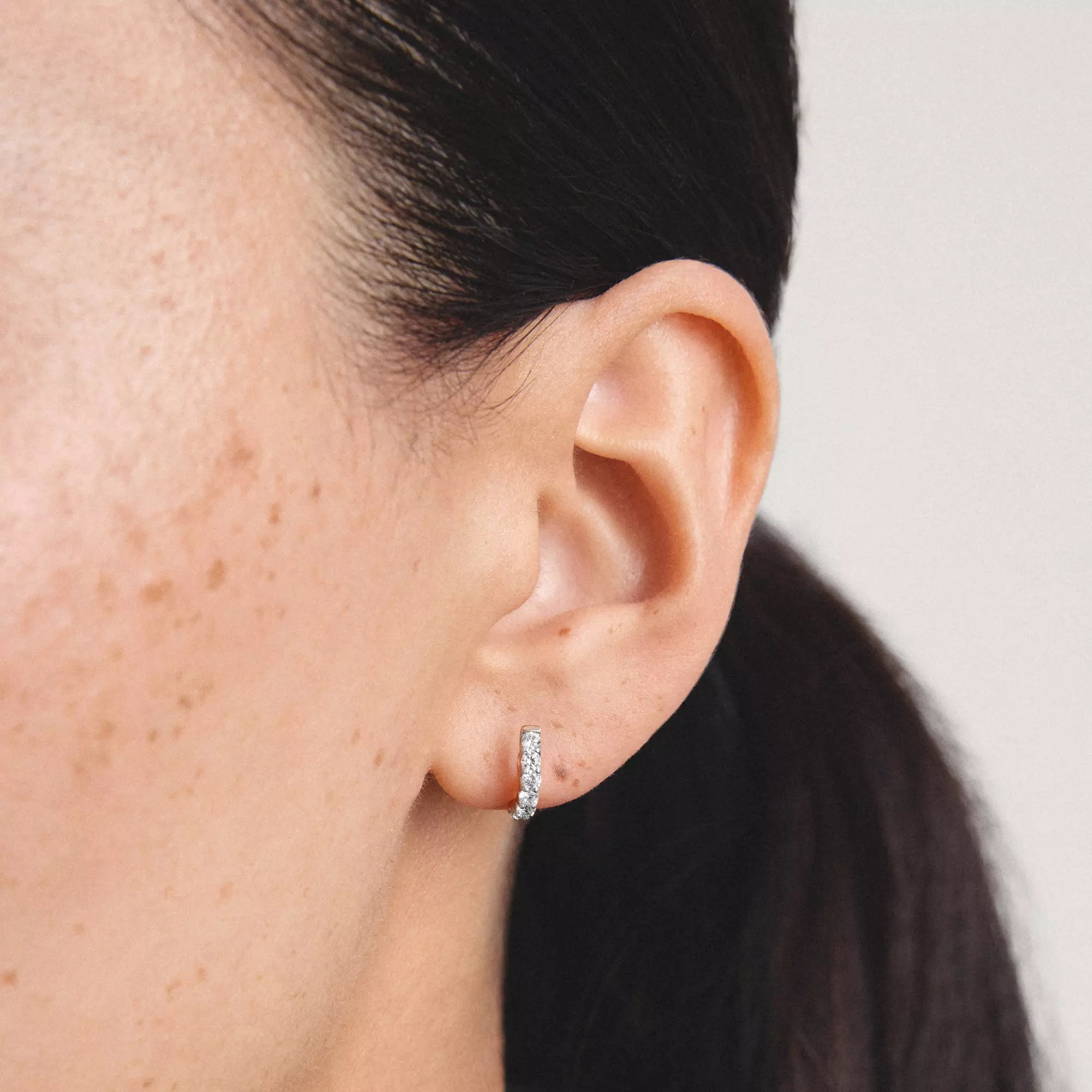 Thomas Sabo Ohrstecker mit weißem Zirkonia – Silber – 2,2 mm breit – Ansicht 4
