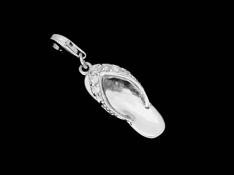 Badelatsche Anhänger aus 925 Sterling Silber mit Zirkonia besetzt, gefertigt von Juwelier Harnisch, in Form einer Sandale mit Karabiner. Ideal als modisches Accessoire.