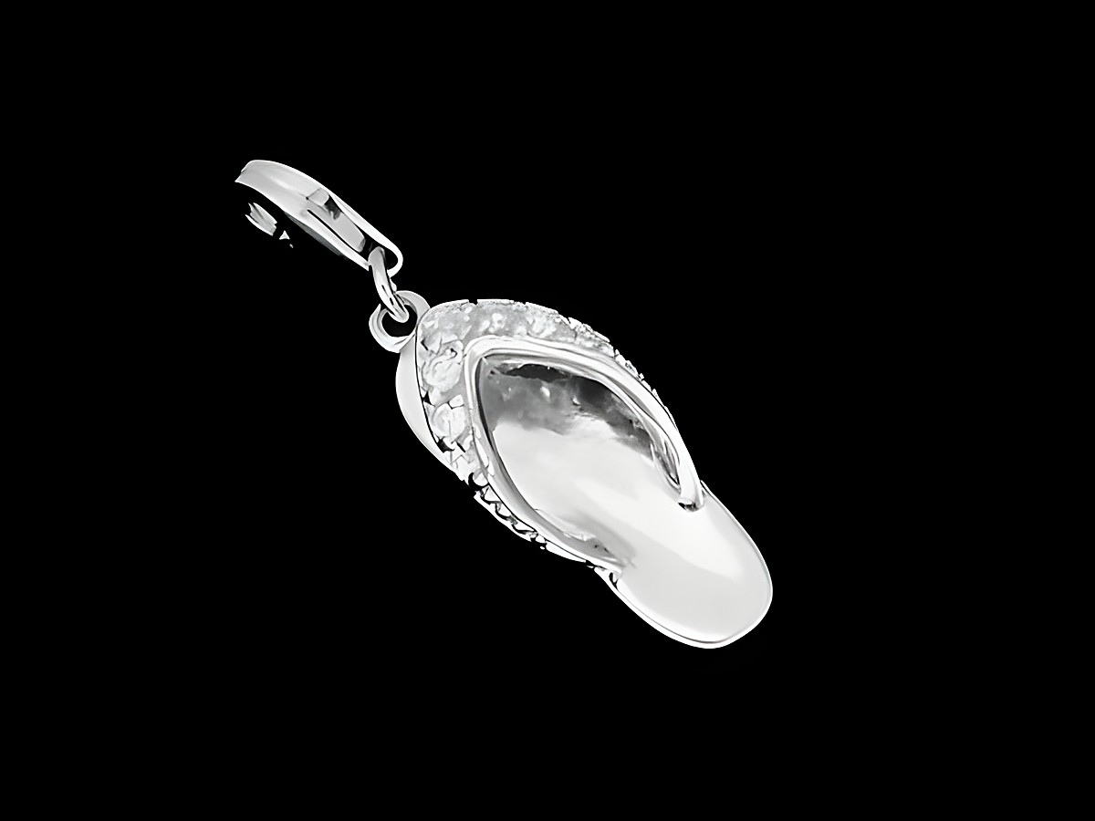 Badelatsche Anhänger aus 925 Sterling Silber mit Zirkonia besetzt, gefertigt von Juwelier Harnisch, in Form einer Sandale mit Karabiner. Ideal als modisches Accessoire.