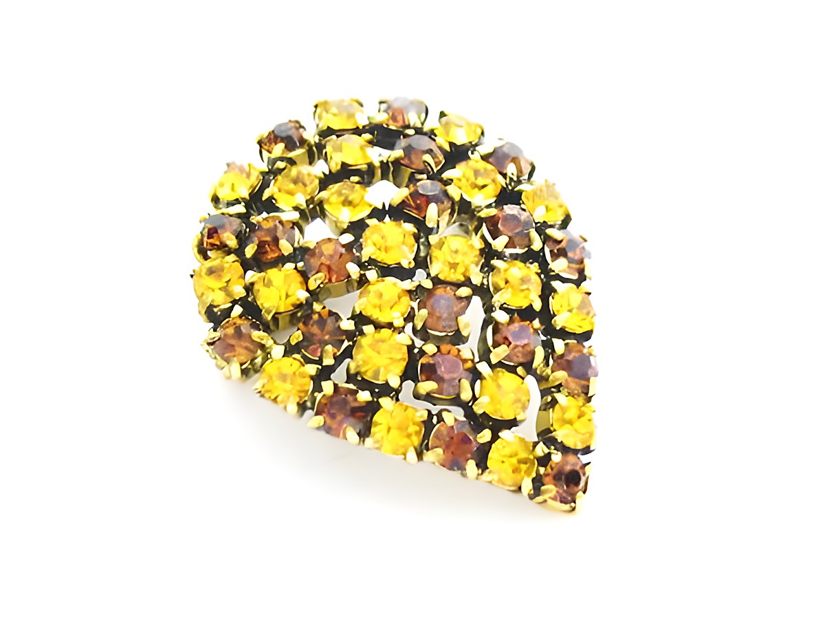 Gelbe Strass Brosche im sexy City Look in Blattform, hergestellt von Juwelier Harnisch, verziert mit gelben und braunen Strasssteinen.