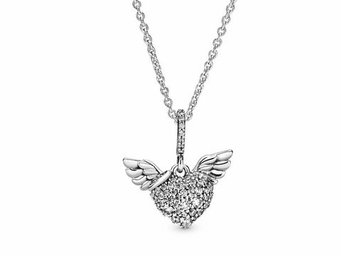 Sterling Silber Anhänger in Herzform mit Flügeln, verziert mit Zirkonia, an einer 45 cm langen Kette von Pandora. Elegantes und romantisches Schmuckstück.