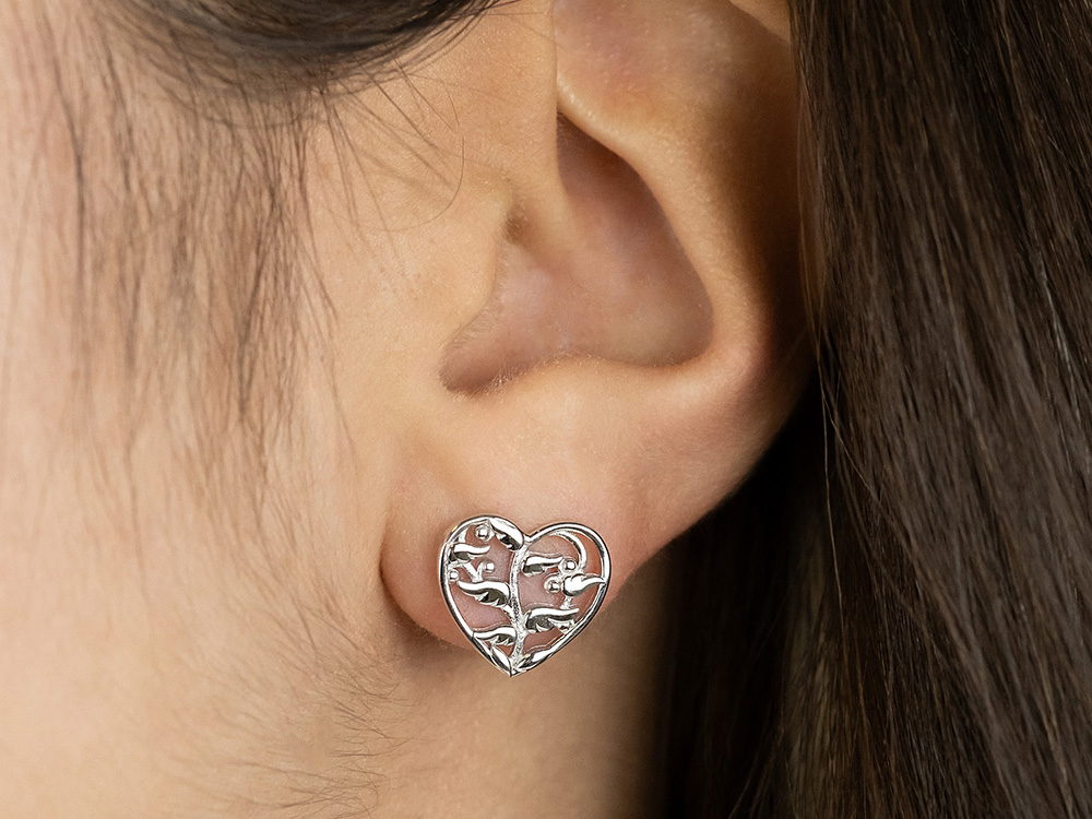 Silberne Ohrstecker ERE-WINGTREE-ST von Engelsrufer in Herzform, filigranes Design mit Baum- und Flügelmotiven, perfekt für einen eleganten Look, Neuheiten im Onlineshop erhältlich.