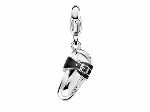 Silberner Charm von Ti Sento in Form einer Sandale mit schwarzem Riemen und Schnalle, ideal für individuellen Schmuck, Hersteller Ti Sento, Modell Comy Feet 8296EB.