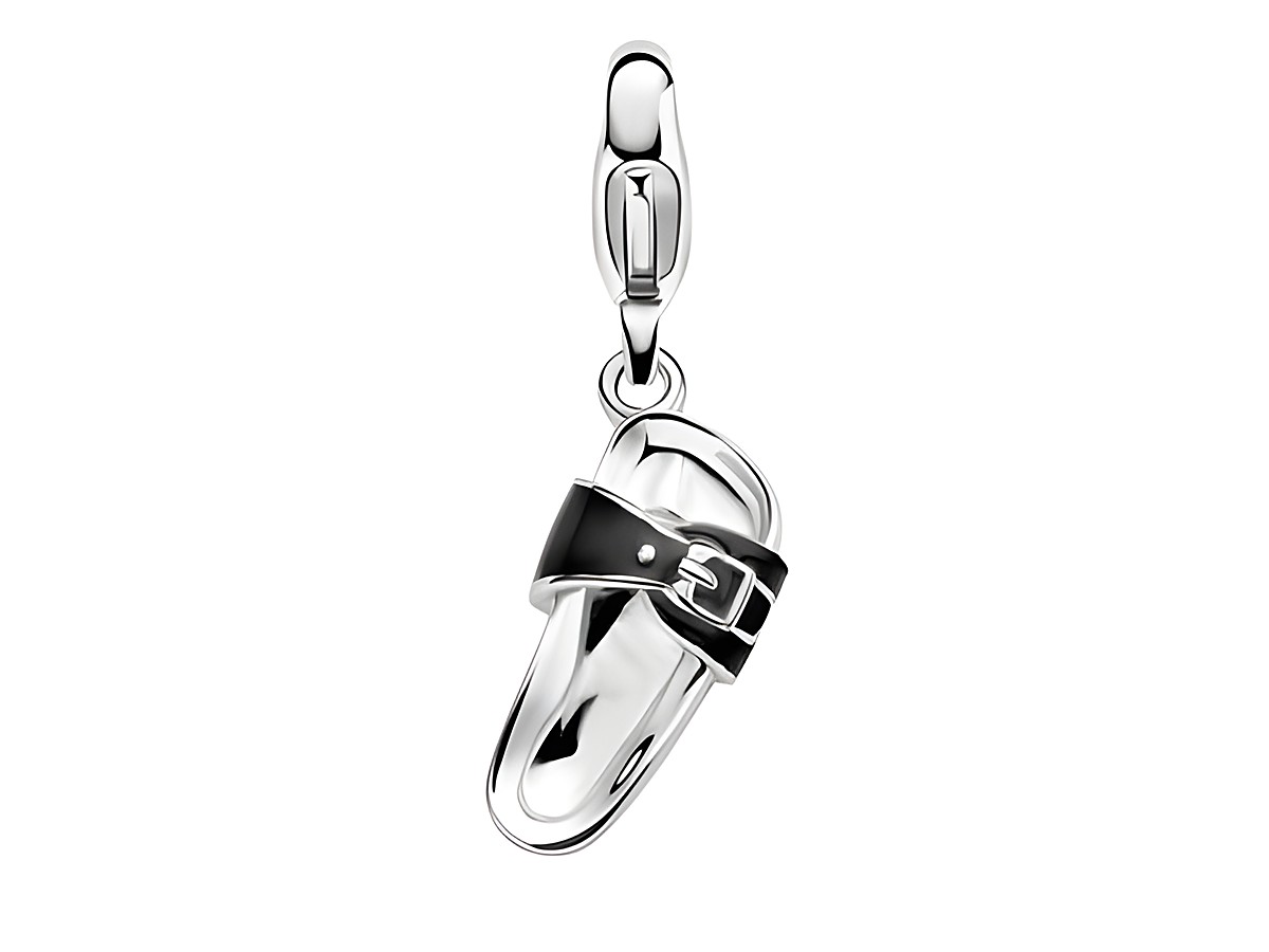 Silberner Charm von Ti Sento in Form einer Sandale mit schwarzem Riemen und Schnalle, ideal für individuellen Schmuck, Hersteller Ti Sento, Modell Comy Feet 8296EB.