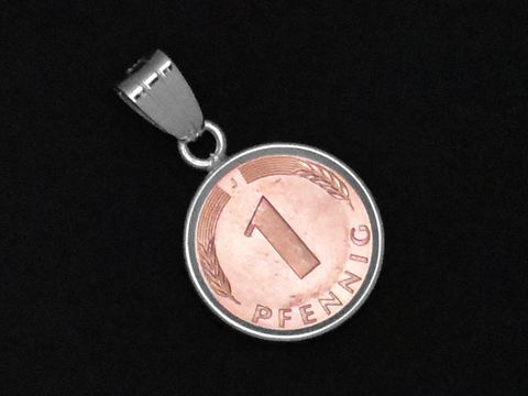 Ein Silber Anhänger in Form eines Glückspfennigs, der als Glücksbringer dient. Hergestellt von Juwelier Harnisch, ideal für Schmuckliebhaber und als besonderes Geschenk.