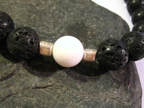 Opal Kascholong und Lava Steinkette von Juwelier Harnisch, 45 cm lang, mit schwarzen Lava-Perlen und einem weißen Opal in der Mitte, ideal für stilvolle Akzente.