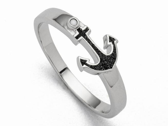 Sterling Silber Ring von DUR in Größe 54 mit einem Ankerdesign, verziert mit schwarzem Lavasand und einem kleinen weißen Detail. Ideal für maritime Stile und als Hoffnungssymbol.