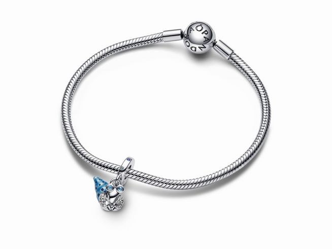 Ein silberner Pandora Armband mit dem Glow-in-the-dark Einsiedlerkrebs Charm-Anhänger in Sterling Silber, verziert mit blauen Steinen.
