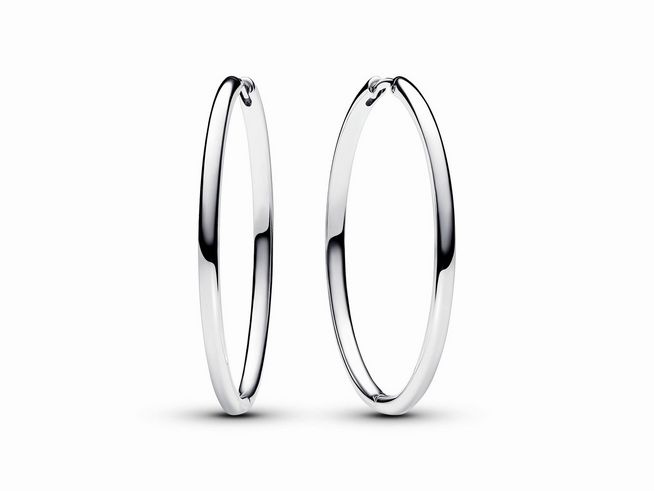 Zwei elegante Pandora 40 mm Charm-Ohrringe aus Sterling Silber in schlichtem Design, die zeitlosen Stil verkörpern und vielseitig tragbar sind. Ideal für jeden Anlass.