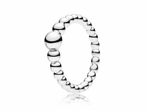 Silberner Perlenring von Pandora in Größe 48, mit einer eleganten, geschwungenen Form und funkelnden Perlen, die den Ring zieren, ideal für stilvolle Akzente.