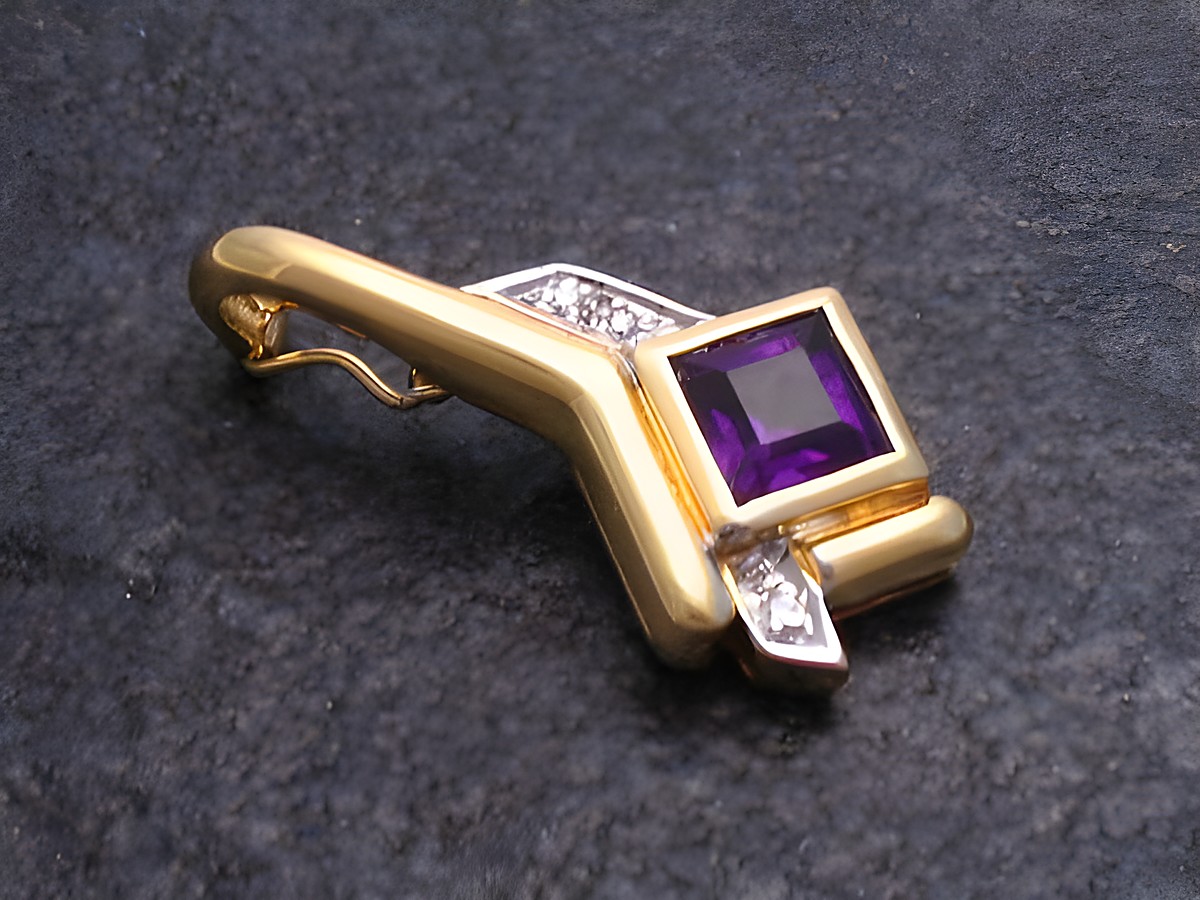 Gold Anhänger mit Diamant und Amethyst in Gold bicolor 585, Hersteller: Juwelier Harnisch, präsentiert einen eleganten Amethyst im klassischen Design.