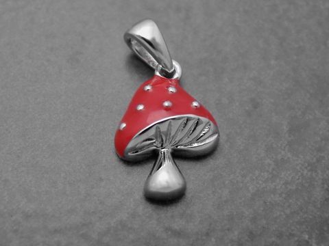 Pilz lackiert - Sterling Silber Anhänger - Lack Rot, für Kinder, zeigt einen roten, glitzernden Pilz mit weißen Punkten und einer glatten Silberfassung.