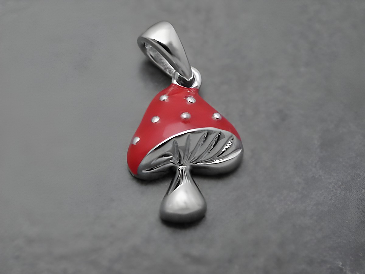 Pilz lackiert - Sterling Silber Anhänger - Lack Rot, für Kinder, zeigt einen roten, glitzernden Pilz mit weißen Punkten und einer glatten Silberfassung.