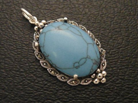 Cabochon Türkis in hellblau mit feiner Marmorierung gefasst in einem dekorativen Silber Medaillon Anhänger von Juwelier Harnisch, ideal für Schmuckliebhaber.