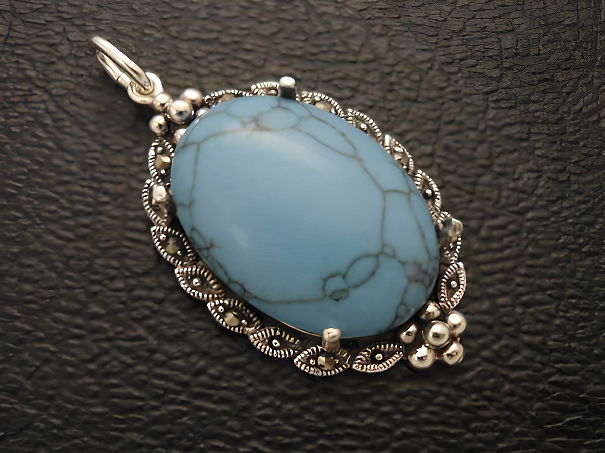 Cabochon Türkis in hellblau mit feiner Marmorierung gefasst in einem dekorativen Silber Medaillon Anhänger von Juwelier Harnisch, ideal für Schmuckliebhaber.