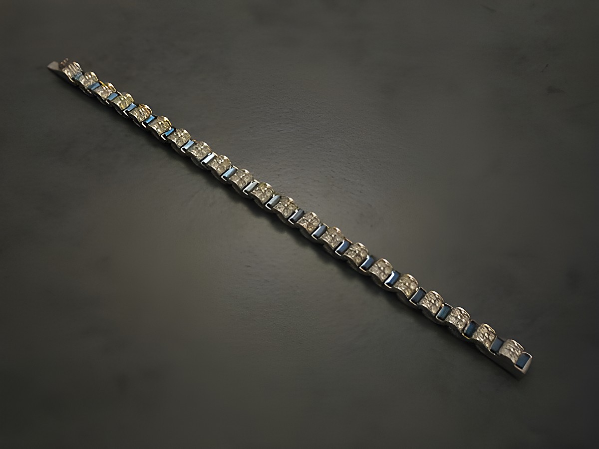 Strass Armband in blau mit einer Länge von 17,5 cm, silberfarbenes Design, charmant und elegant, Hersteller Juwelier Harnisch, perfekt für jeden Anlass. – Ansicht 2