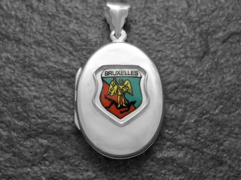 Silbernes Medaillon mit dem Wappen von Brüssel, das die Farben Grün, Rot und Gelb zeigt, hergestellt von Juwelier Harnisch, geeignet als Sammlerstück oder Geschenk.