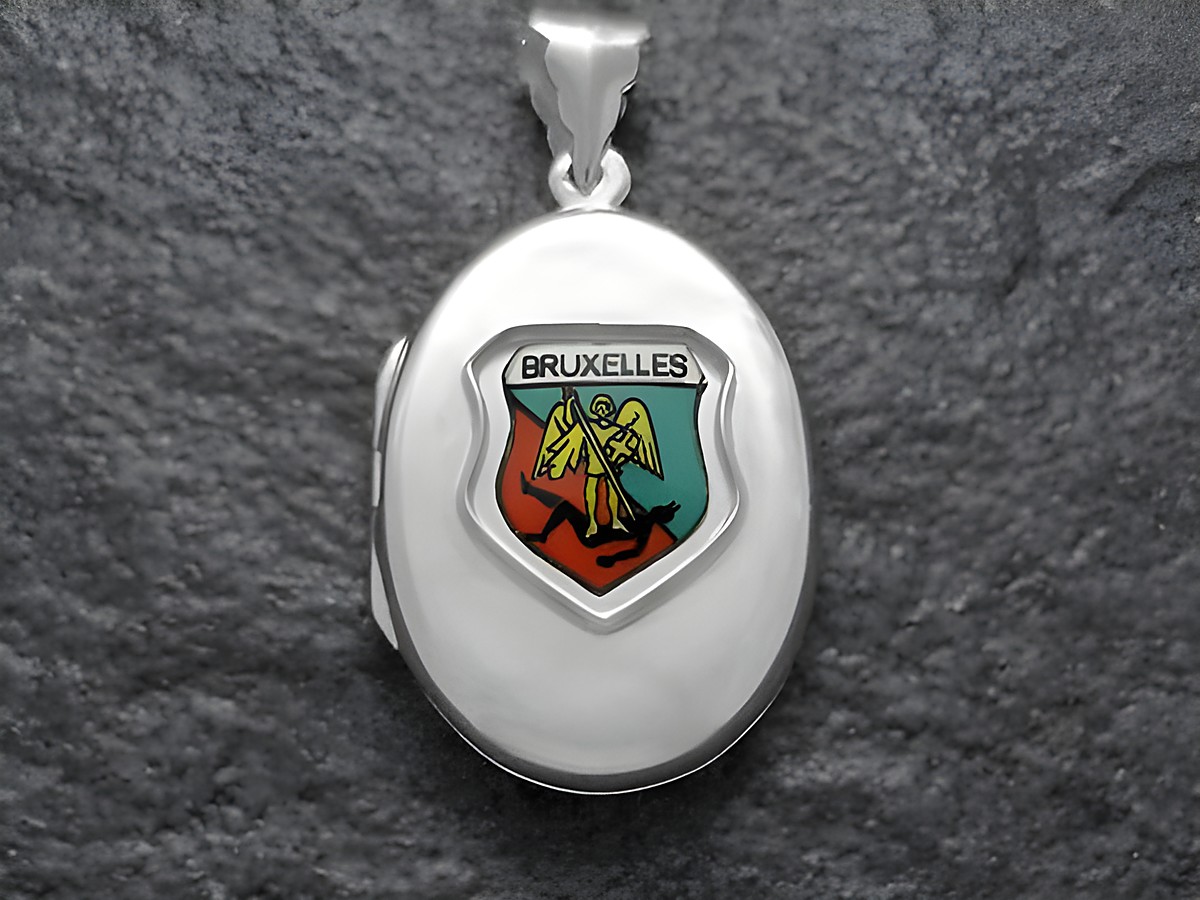 Silbernes Medaillon mit dem Wappen von Brüssel, das die Farben Grün, Rot und Gelb zeigt, hergestellt von Juwelier Harnisch, geeignet als Sammlerstück oder Geschenk.
