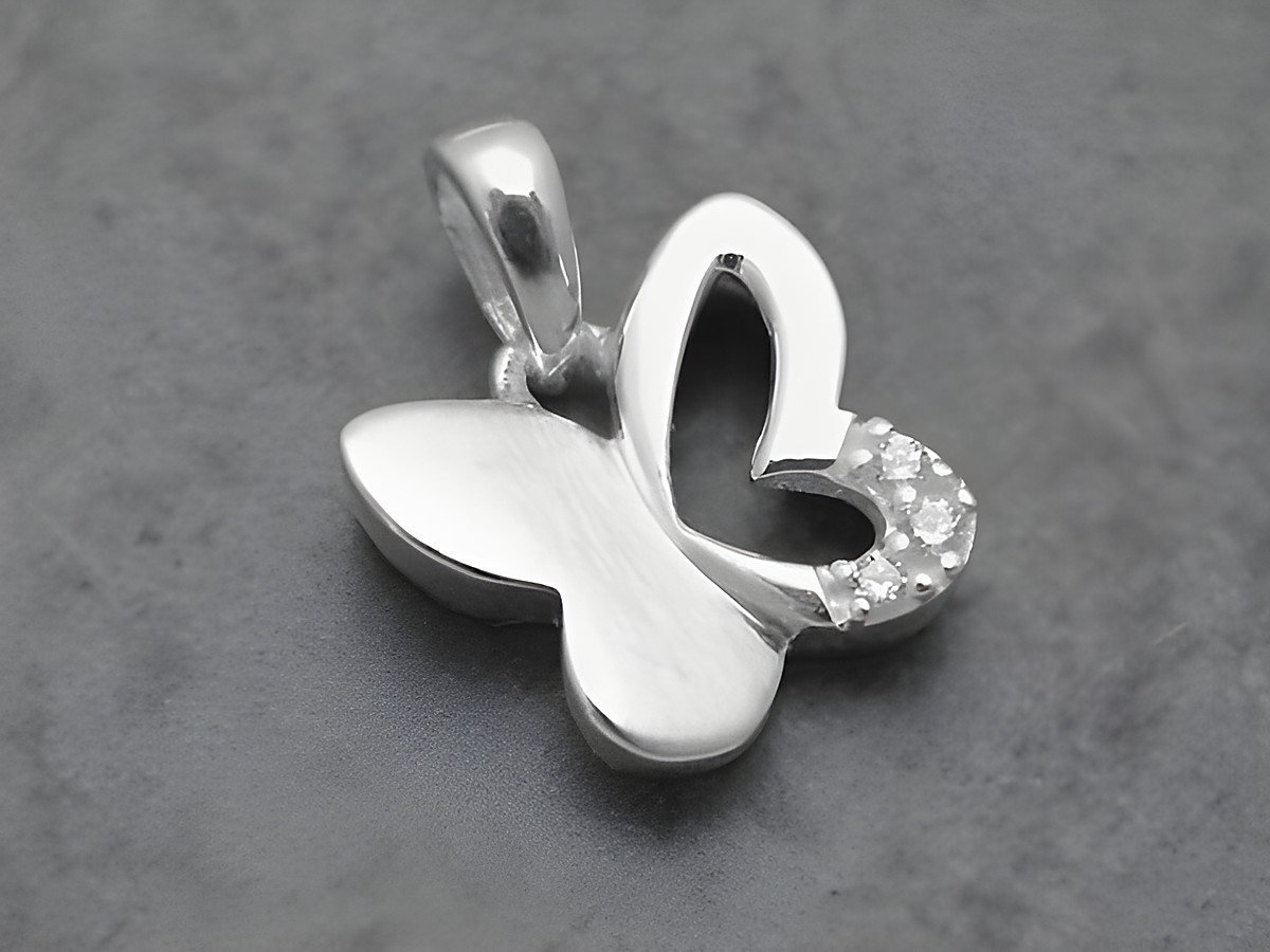 Anhänger Schmetterling aus Sterling Silber, filigran gestaltet mit Zirkonia in weiß, Hersteller Juwelier Harnisch, elegantes tierisches Design für tierliebende Schmuckfans.
