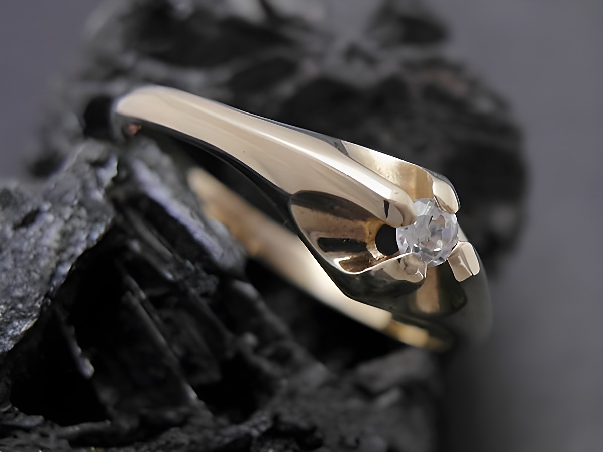 Gold Ring - edel - Gold 333 - Zirkonia - Goldring - Gr. 57, Hersteller: Juwelier Harnisch, bis Gr. 58/18,5, elegant gestaltet mit funkelndem Zirkonia, präsentiert auf schwarzem Hintergrund.