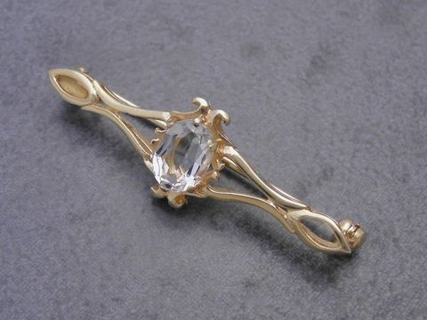 Gold Brosche vornehm Gold 333 mit Bergkristall als Anstecknadel vom Hersteller Juwelier Harnisch, filigranes Design und edle Ausstrahlung, ideal für besondere Anlässe.