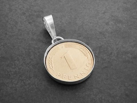 Offenes Medaillon mit Glückspfennig aus Silber, Anhänger des Herstellers Juwelier Harnisch, als Glücksbringer gestaltet, zeigt einen einprägsamen 1 Pfennig Münzendruck.