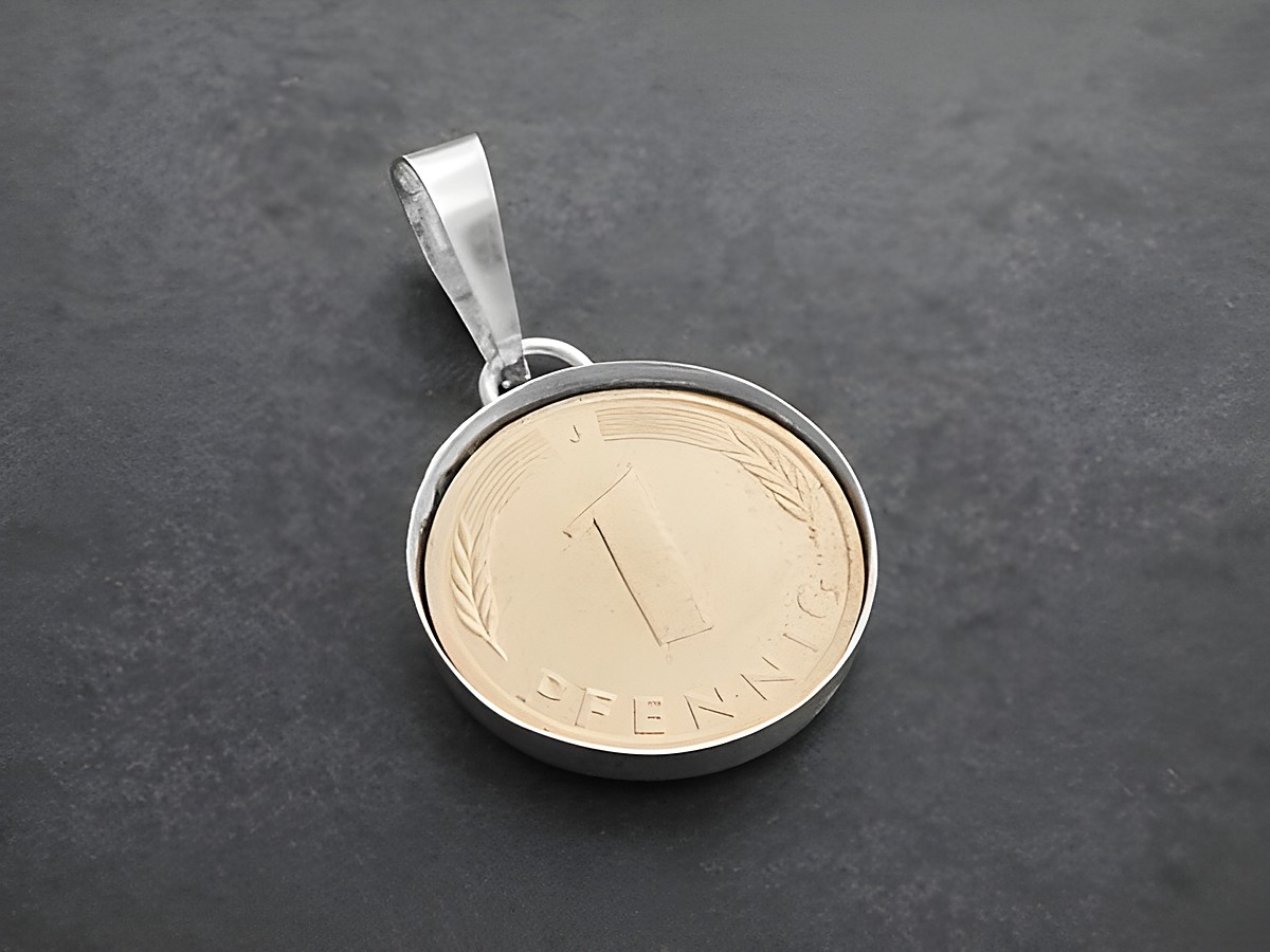 Offenes Medaillon mit Glückspfennig aus Silber, Anhänger des Herstellers Juwelier Harnisch, als Glücksbringer gestaltet, zeigt einen einprägsamen 1 Pfennig Münzendruck.