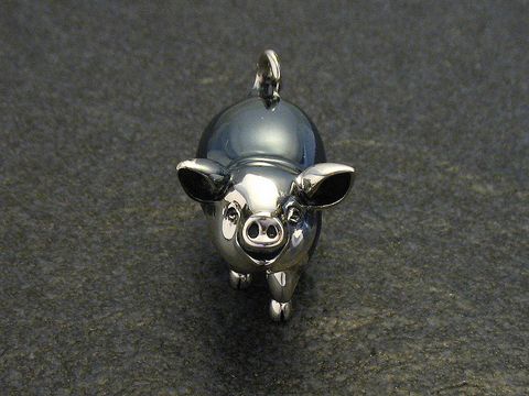 Schwein aus Silber stehend, plastisch gestaltet, 38 mm groß, Hersteller Juwelier Harnisch, ideal als figurativer Schmuck oder Sammlerstück.