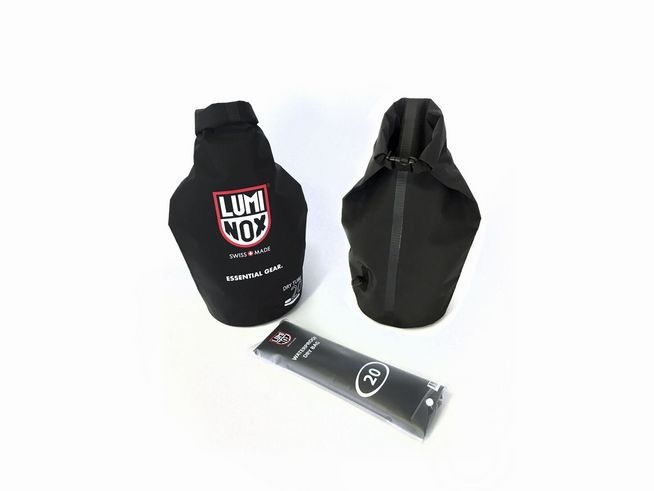 Luminox Waterproof Bag Schwarz JBA.L009 in zwei verschiedenen Größen, passend für Accessoires und Uhren, mit markantem Luminox Logo, ideal für Outdooreinsätze.