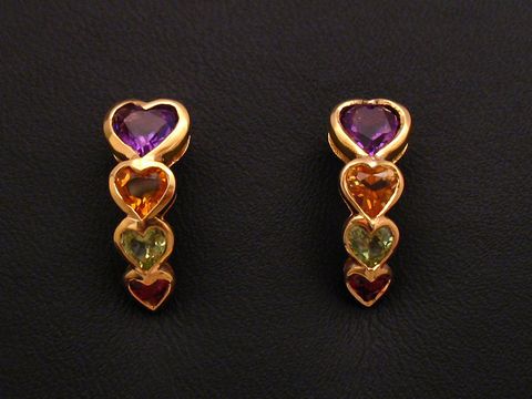 Ohrringe in Herzform aus goldfarbenem Metall, besetzt mit Amethyst, Citrin, Peridot und Granat, hergestellt von Juwelier Harnisch, eleganter Ohrhänger mit Stein.