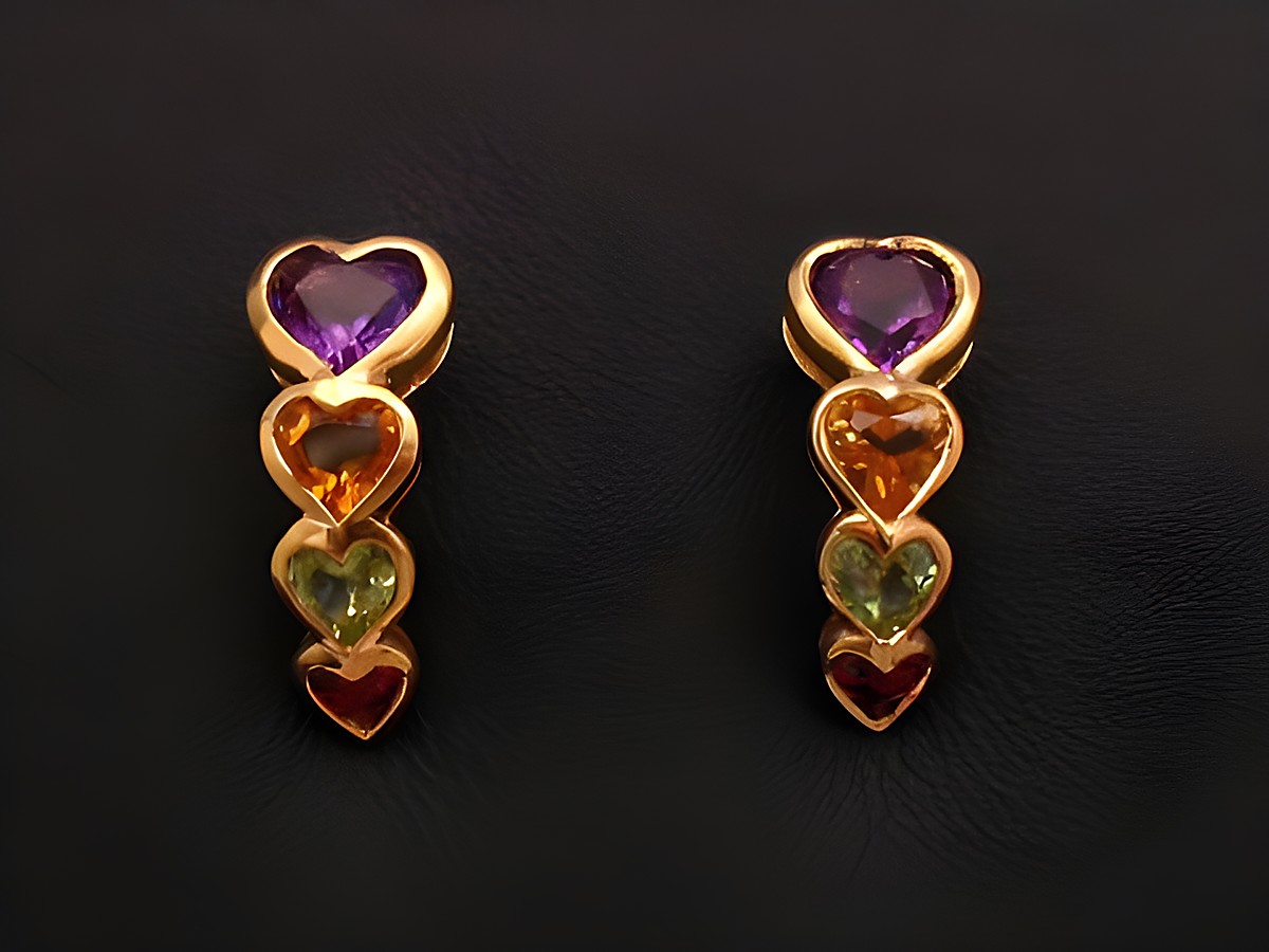 Ohrringe in Herzform aus goldfarbenem Metall, besetzt mit Amethyst, Citrin, Peridot und Granat, hergestellt von Juwelier Harnisch, eleganter Ohrhänger mit Stein.