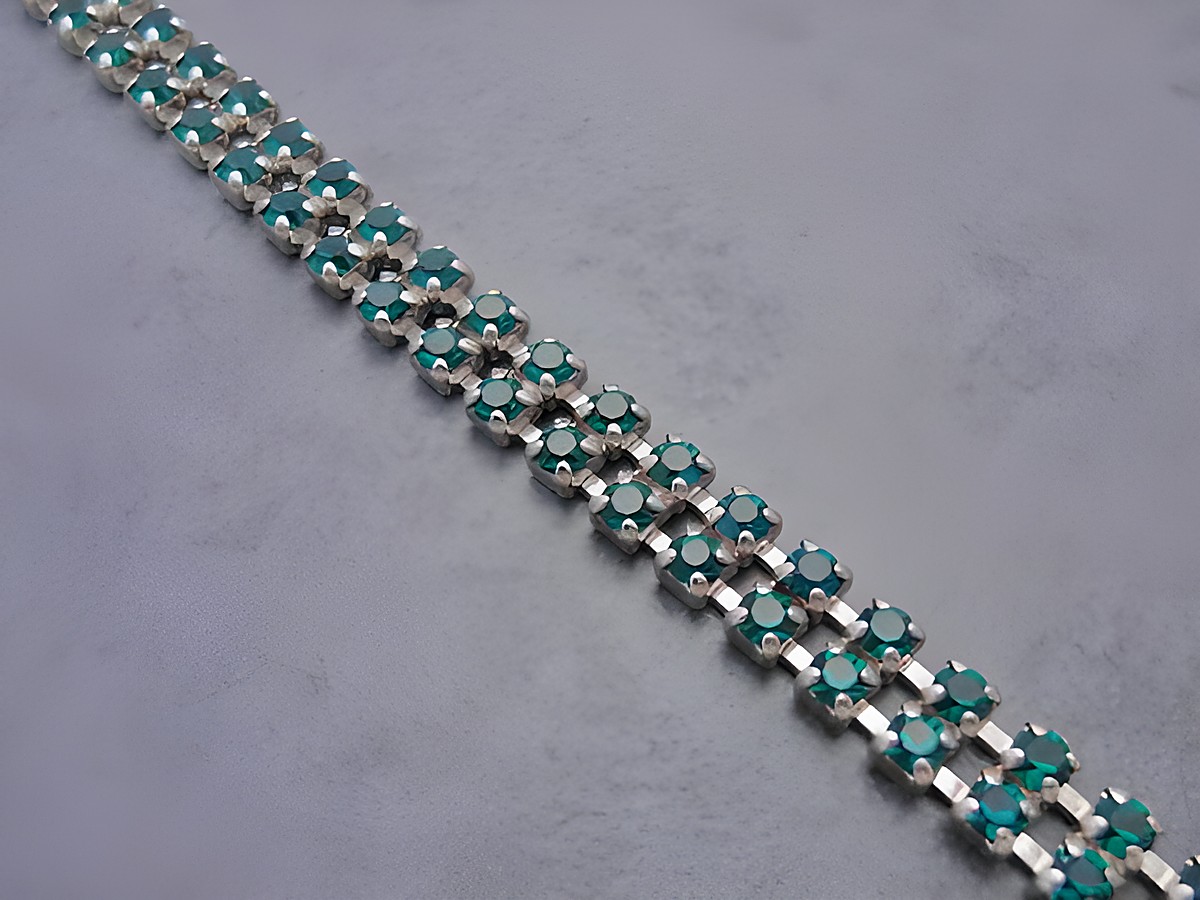 Strass Armband verführerisch in grün mit Strassschmuck, Länge 19,5 bis 21,5 cm, Hersteller Juwelier Harnisch, ideal für elegante Anlässe.