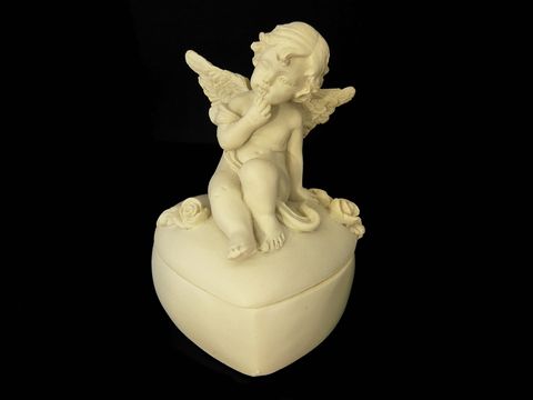 Schutzengel Dose zum Öffnen in Herzform, verträumt dargestellt mit einer kleinen Engelfigur. Ideal als Geschenkidee, Hersteller Juwelier Harnisch. Schutzengel Figuren verzaubern.