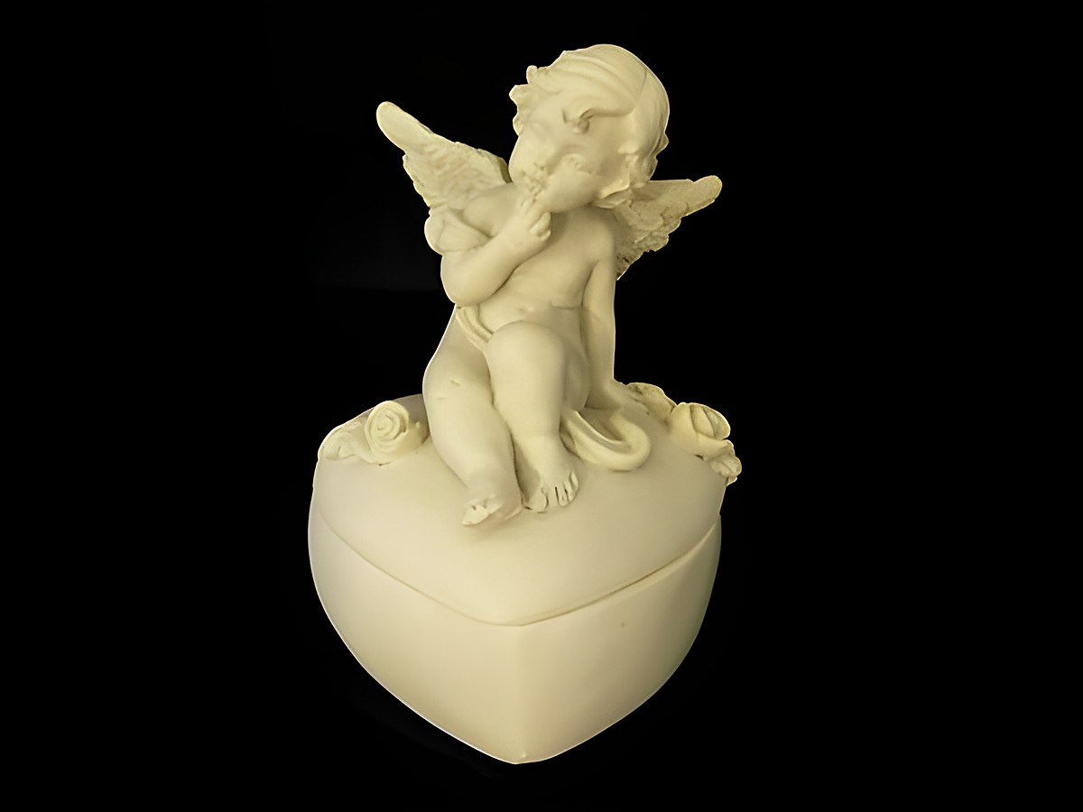 Schutzengel Dose zum Öffnen in Herzform, verträumt dargestellt mit einer kleinen Engelfigur. Ideal als Geschenkidee, Hersteller Juwelier Harnisch. Schutzengel Figuren verzaubern.