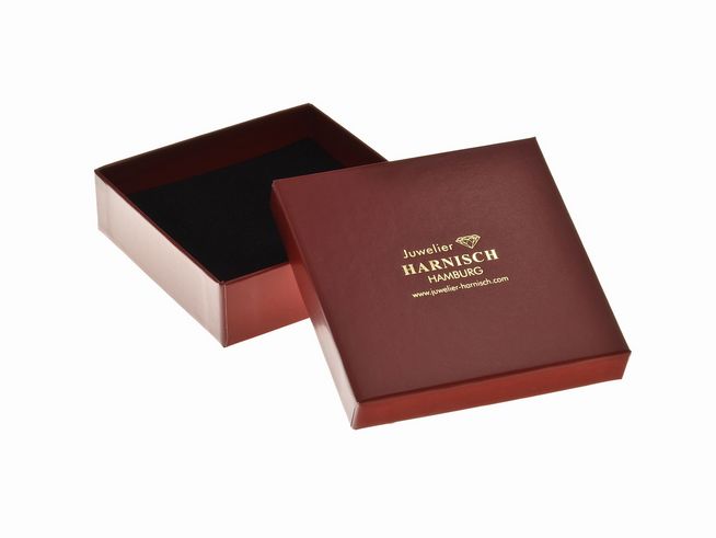 Geschenkschachtel viereckig rot schwarz 80 x 80 x 24 mm von Juwelier Harnisch mit schwarzem Innenfutter und goldener Prägung auf dem Deckel. Ideal für Schmuckpräsentation.